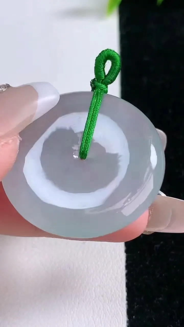 天然A货翡翠平安扣吊坠，尺寸33.4-4.8，重量:13.38g
1月28日