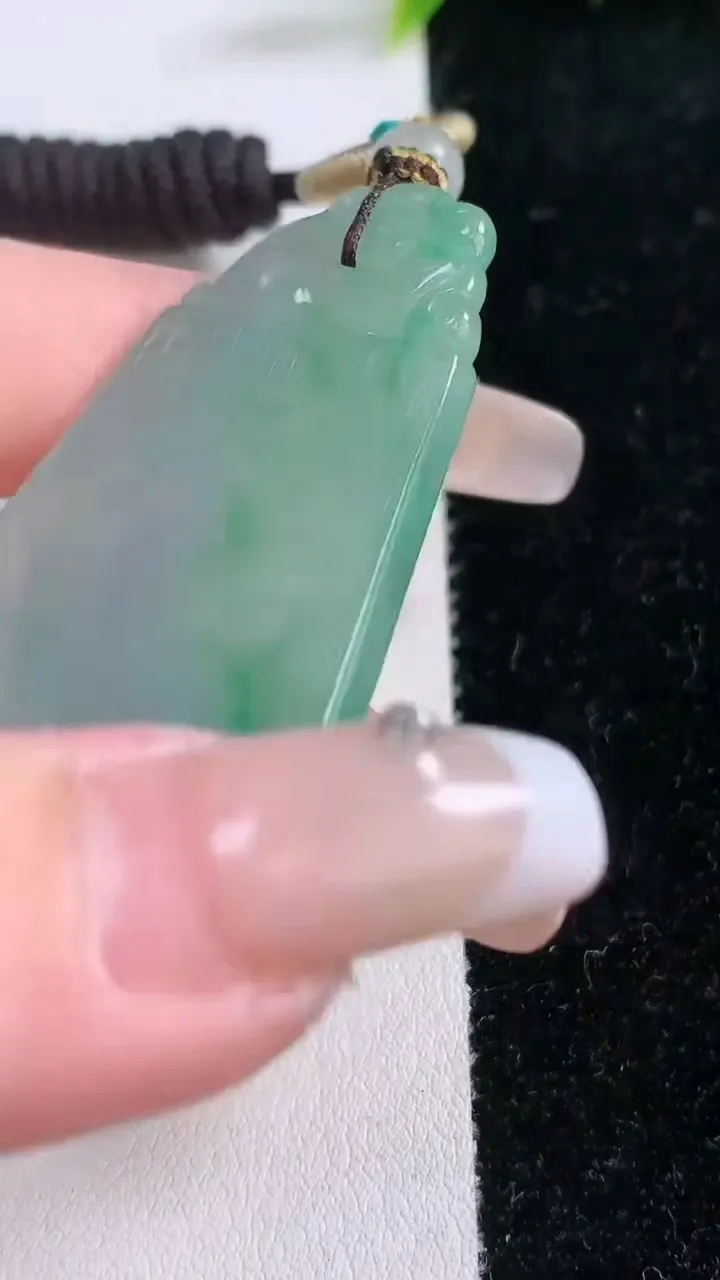 天然A货翡翠仿古无事牌吊坠，尺寸50-31-3.7，重量:17.23g
1月28日