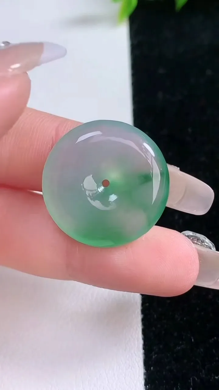 天然A货翡翠平安扣吊坠，尺寸23.4-5.3，重量:6.24g
1月28日