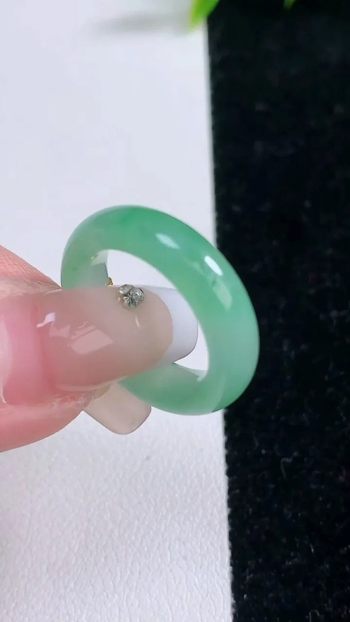 天然A货翡翠指环戒指，尺寸16.6-5.6-3.8，重量:4.18g2026年1月28日
工厂直销收藏佳品,种好水足，色泽均匀，有种有色，上手高大气！