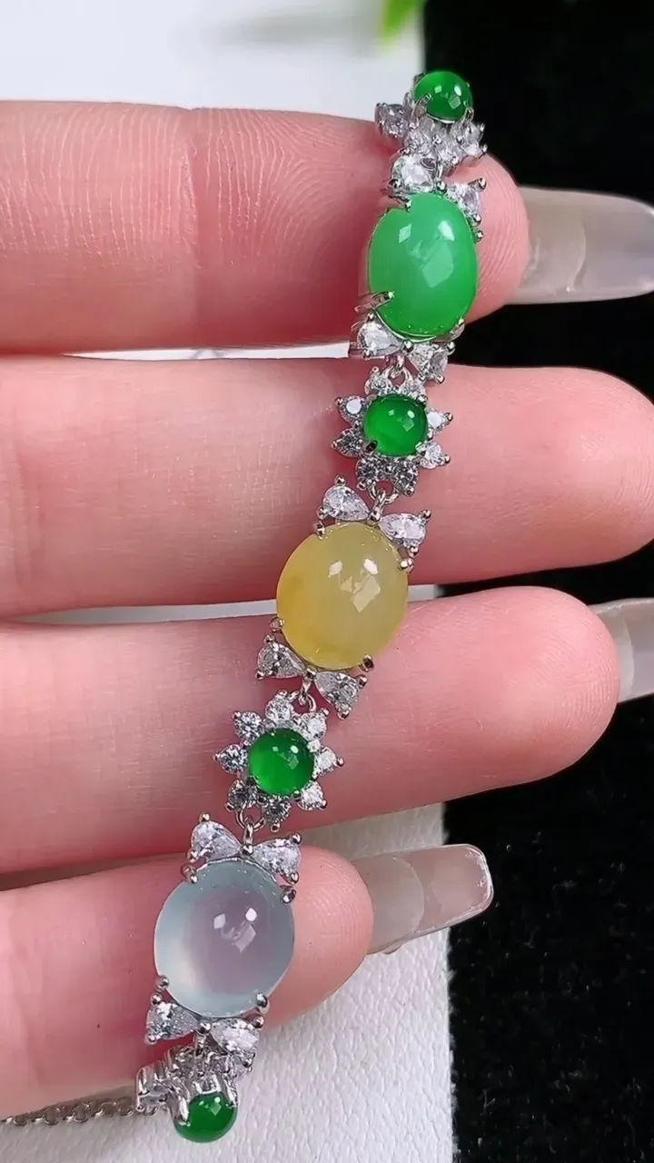 天然A货翡翠蛋面手链，尺寸9.5-7.2-5，重量:6.43g
1月28日