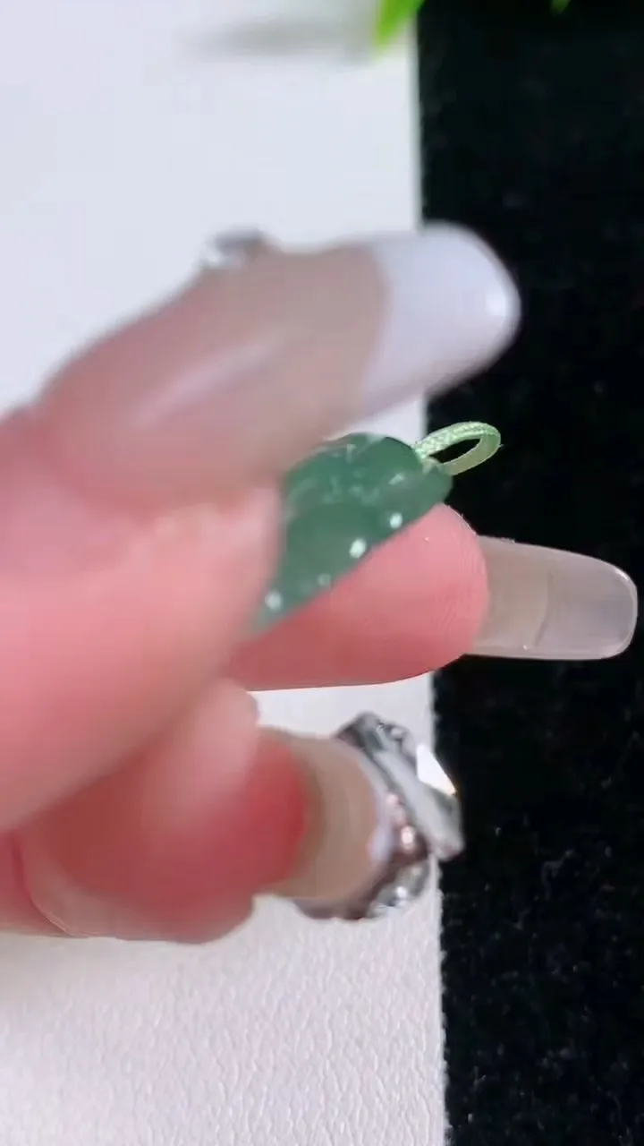 天然A货翡翠佛公吊坠，尺寸27.4-31.8-5.6，重量:7.44g
1月28日