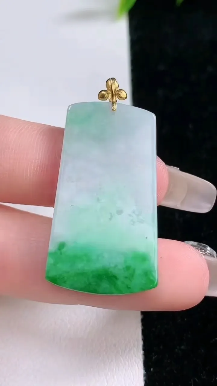 天然A货翡翠无事牌吊坠，尺寸34.2-19-2.8，重量:6.07g
1月28日