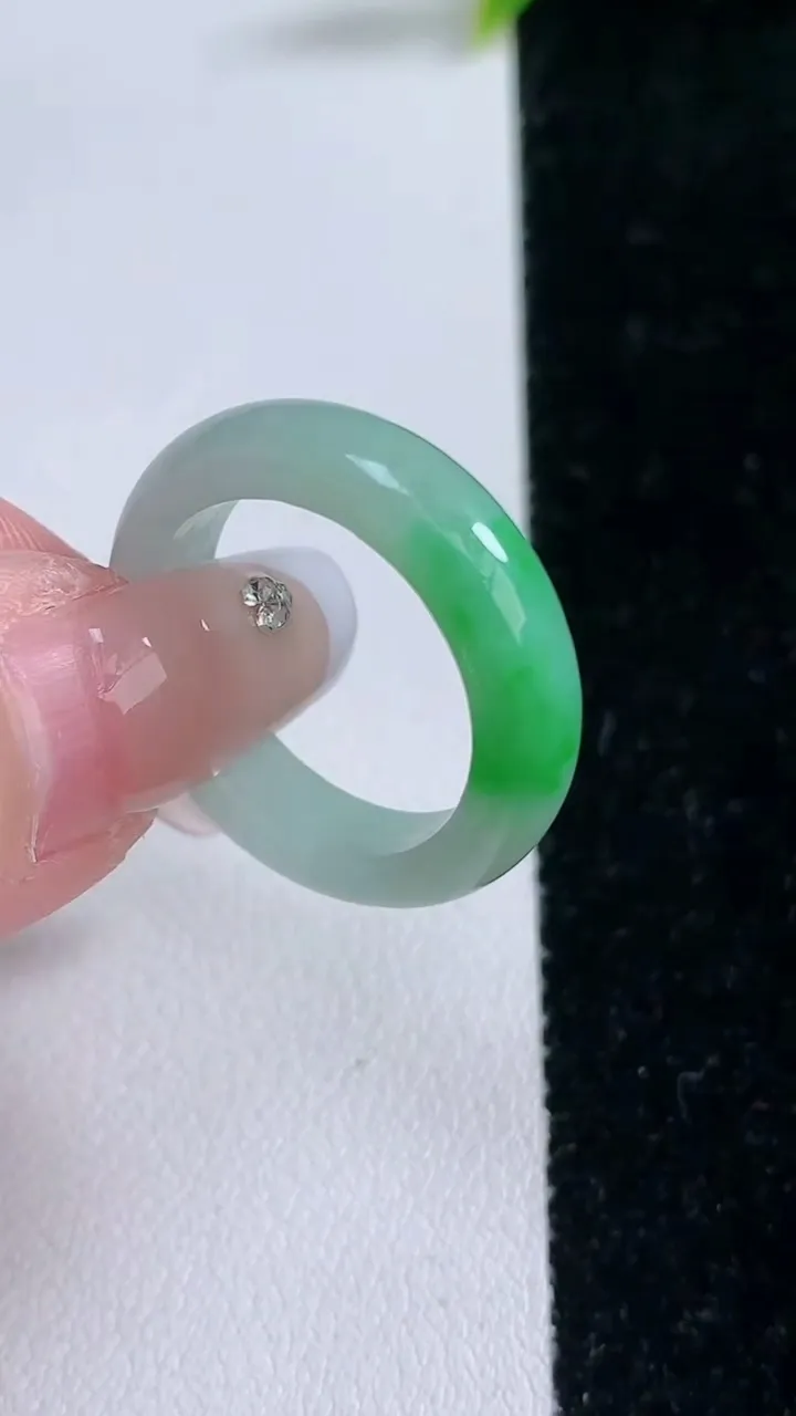 天然A货翡翠指环戒指，尺寸19-5.5-3.4，重量:4.33g2026年1月28日
工厂直销收藏佳品,种好水足，色泽均匀，有种有色，上手高大气！