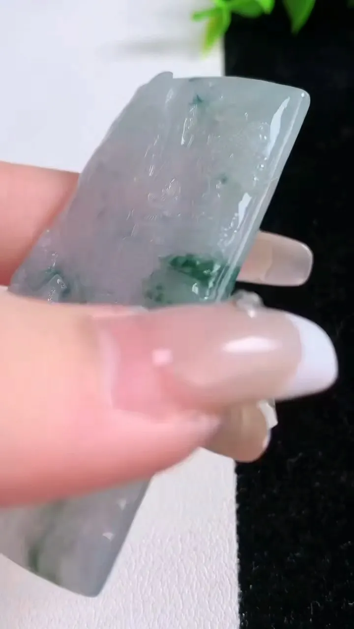 天然A货翡翠牌吊坠，尺寸62.3-38.8-4，重量:23.24g
1月28日