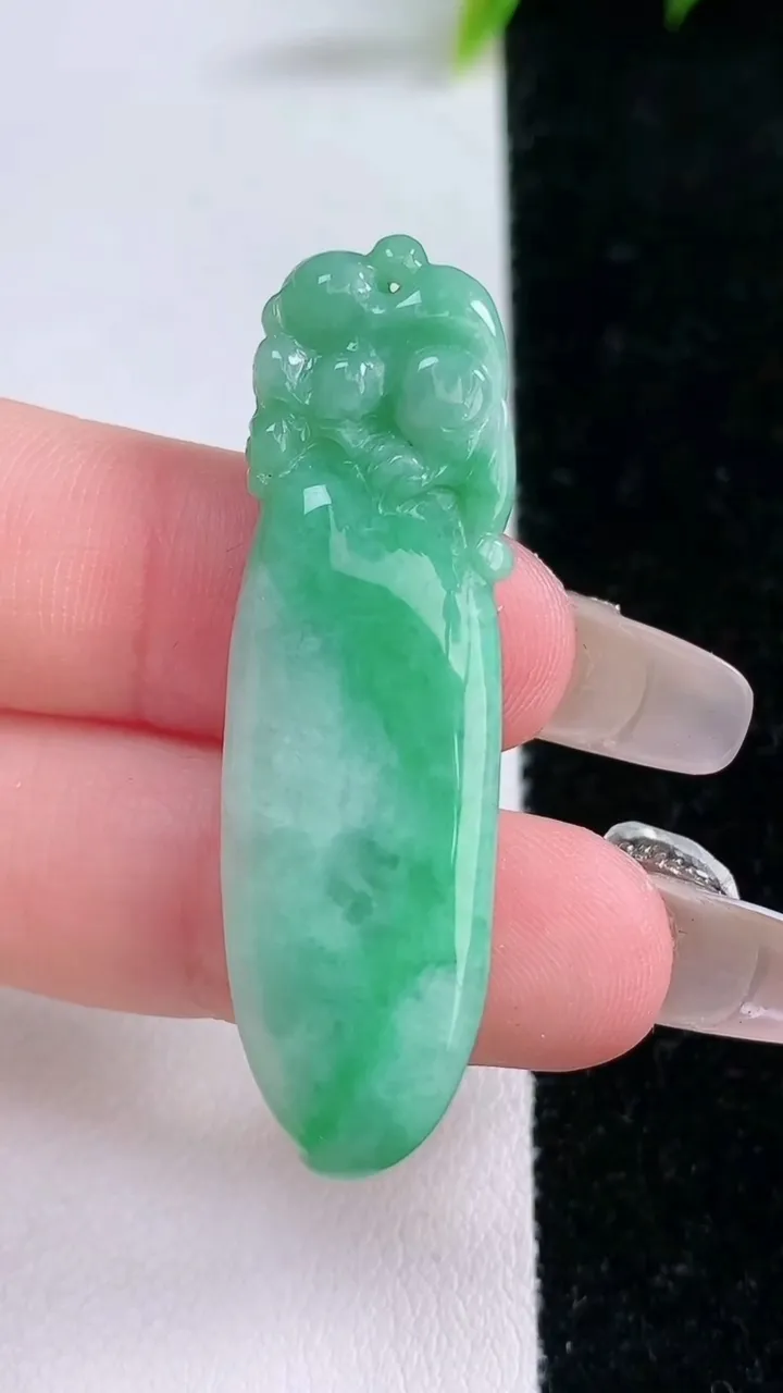 天然A货翡翠福瓜吊坠，尺寸45.8-13.2-5.6，重量:7.44g
1月28日