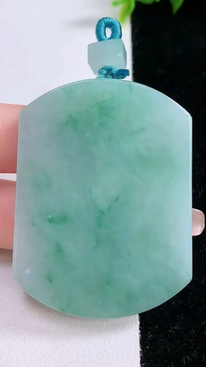 天然A货翡翠无事牌吊坠，尺寸52.2-39.2-5.6，重量:35.23g
1月28日