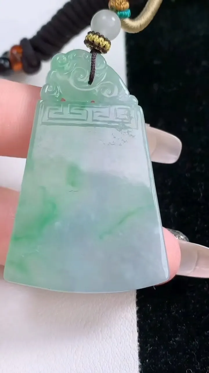 天然A货翡翠仿古无事牌吊坠，尺寸50-31-3.7，重量:17.23g
1月28日