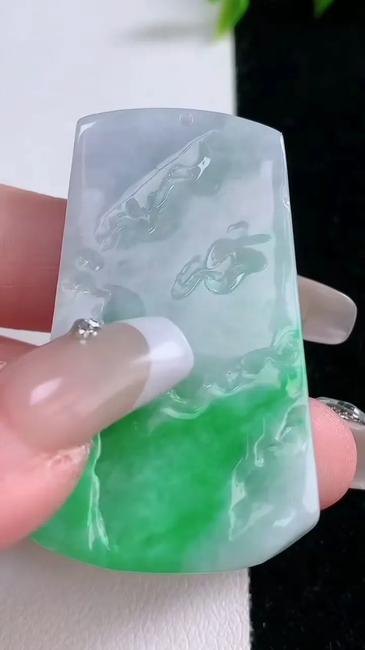 天然A货翡翠山水牌吊坠，尺寸48.5-28.2-6.7，重量:22.80g
1月28日