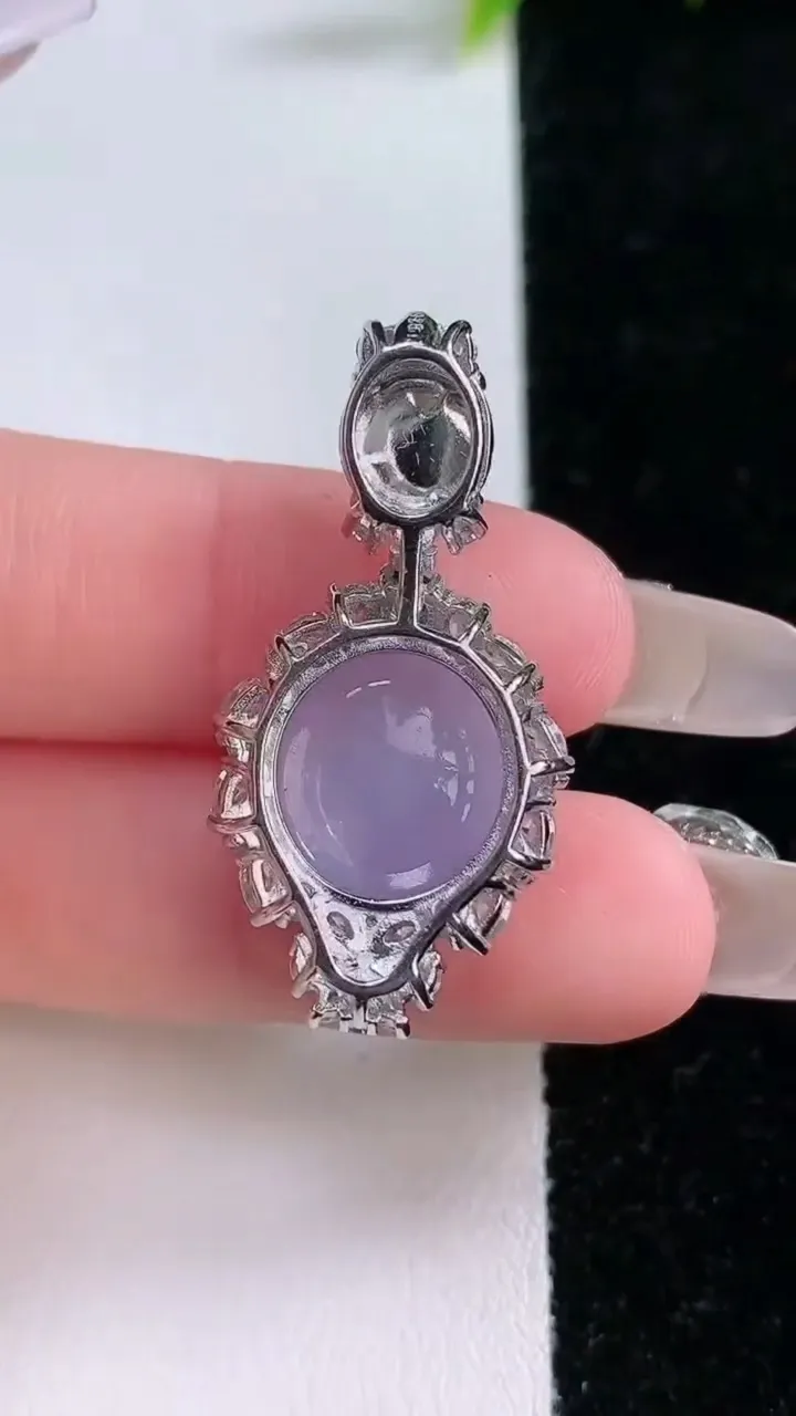 天然A货翡翠925银紫罗兰蛋面吊坠，尺寸35-17.5-10，裸石13.7-12.8重量:5.69g
1月28日