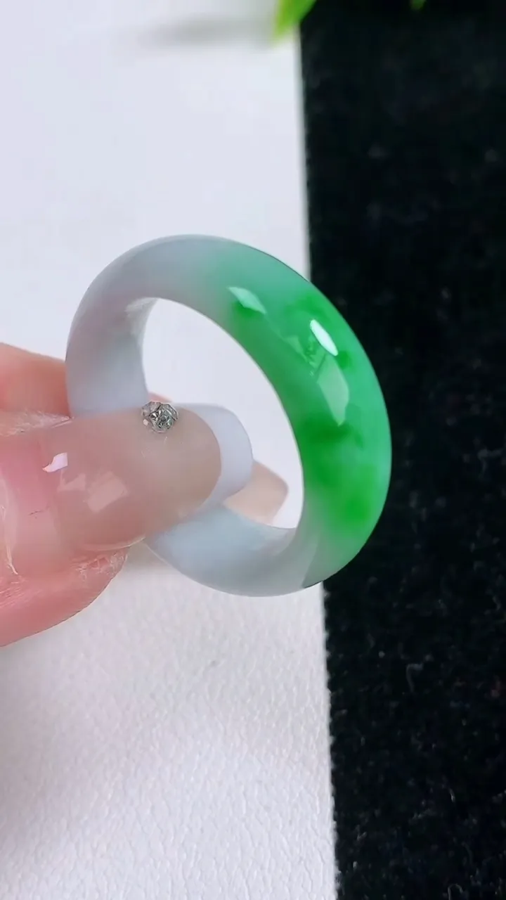 天然A货翡翠指环戒指，尺寸21.4-8.3-4，重量:7.30g2026年1月28日
工厂直销收藏佳品,种好水足，色泽均匀，有种有色，上手高大气！