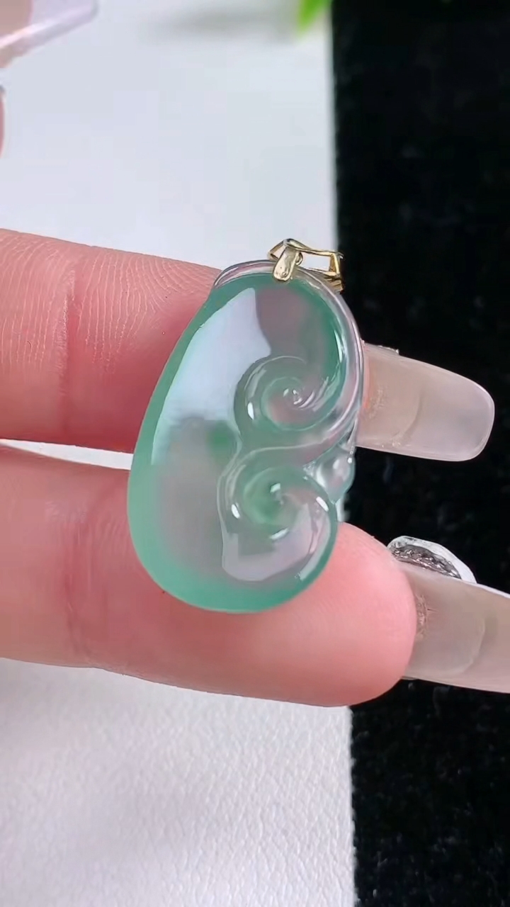 天然A货翡翠种飘花如意吊坠，尺寸24-14.3-5.4，重量:3.64g
1月28日