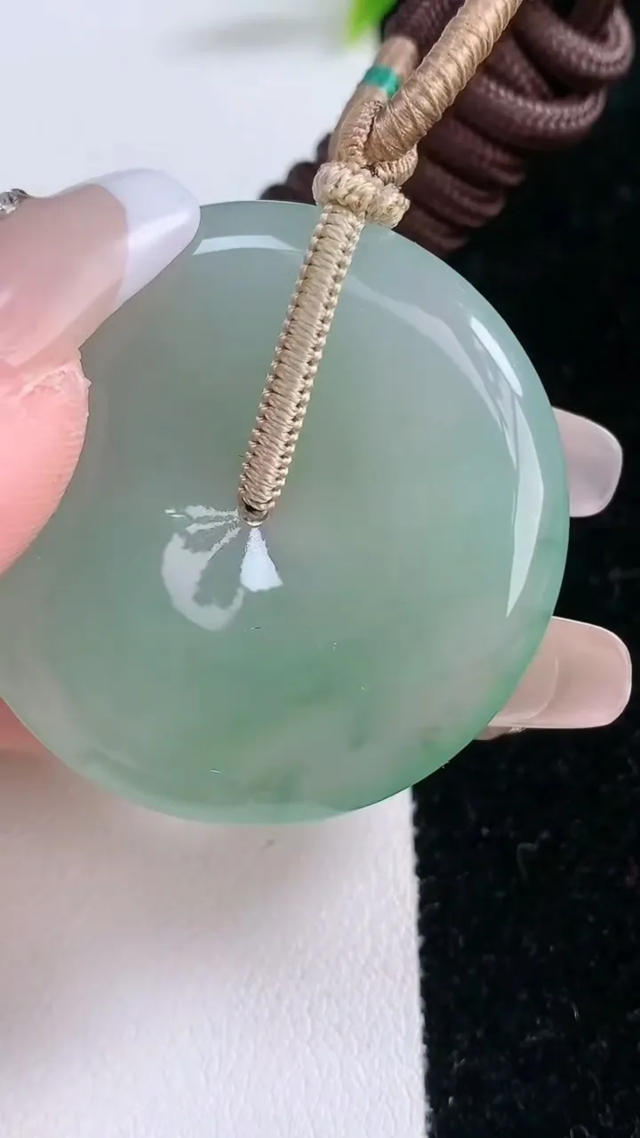 天然A货翡翠平安扣吊坠，尺寸38.4-5.8，重量:23.41g
1月28日