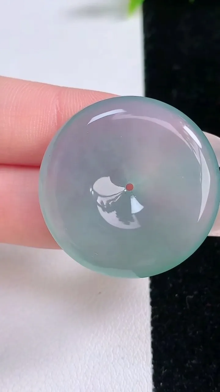 天然A货翡翠平安扣吊坠，尺寸61.7-5.5，重量:12.26g
1月28日