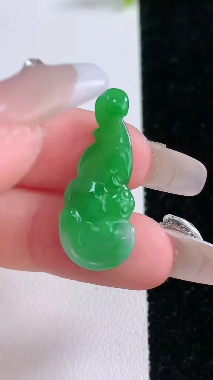 天然A货翡翠如意吊坠，尺寸29.4-12-3.8，重量:2.30g
1月28日