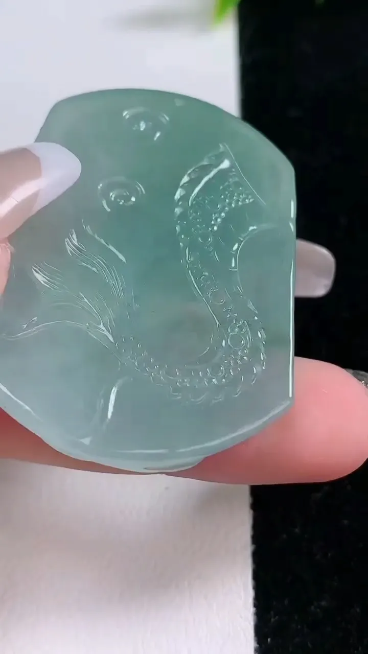 天然A货翡翠龙牌吊坠，尺寸46.3-35-6，重量:18.32g
1月28日