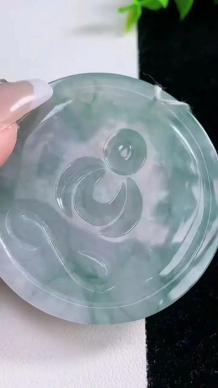 天然A货翡翠飘花不动明王吊坠，尺寸55.8-5，重量:33.72g
1月28日