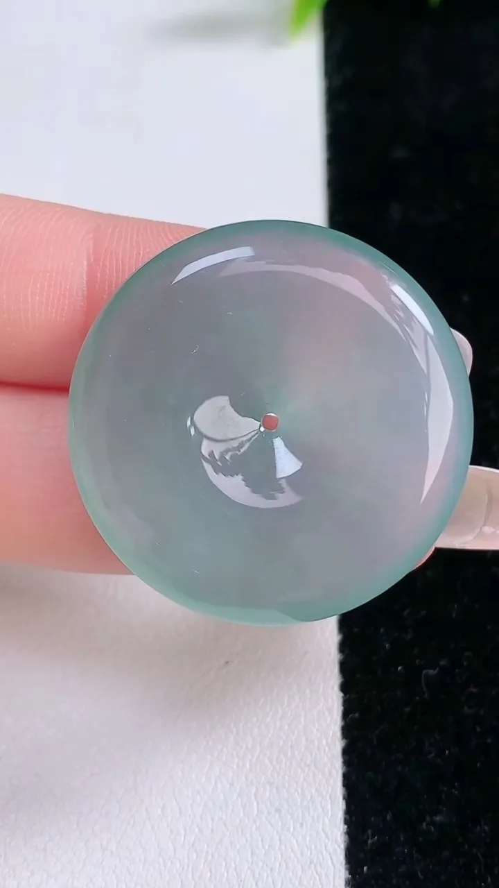 天然A货翡翠平安扣吊坠，尺寸61.7-5.5，重量:12.26g
1月28日