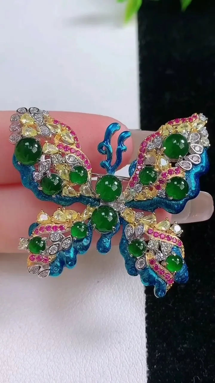 天然A货翡翠蝴蝶蛋面胸针，尺寸39.3-40.5-9-5.5，重量:10.22g
1月28日