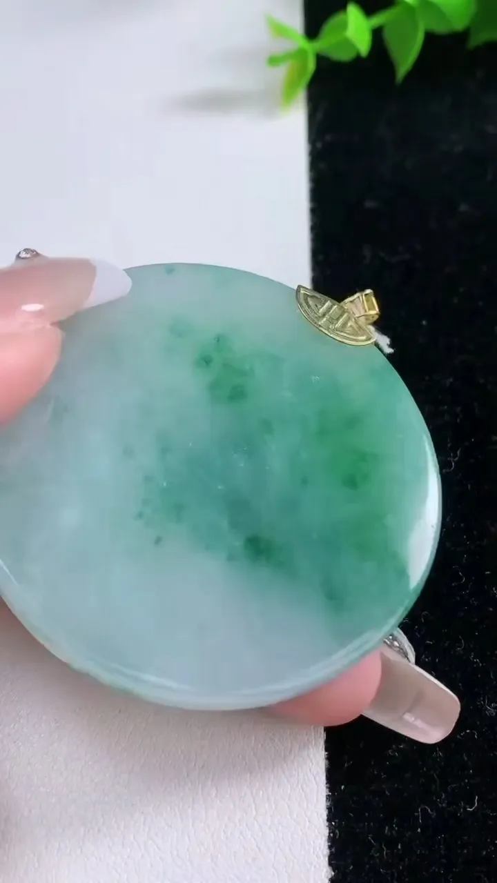 天然A货翡翠18K金飘花无事牌吊坠，尺寸50.3-5.3，重量:36.09g
1月28日