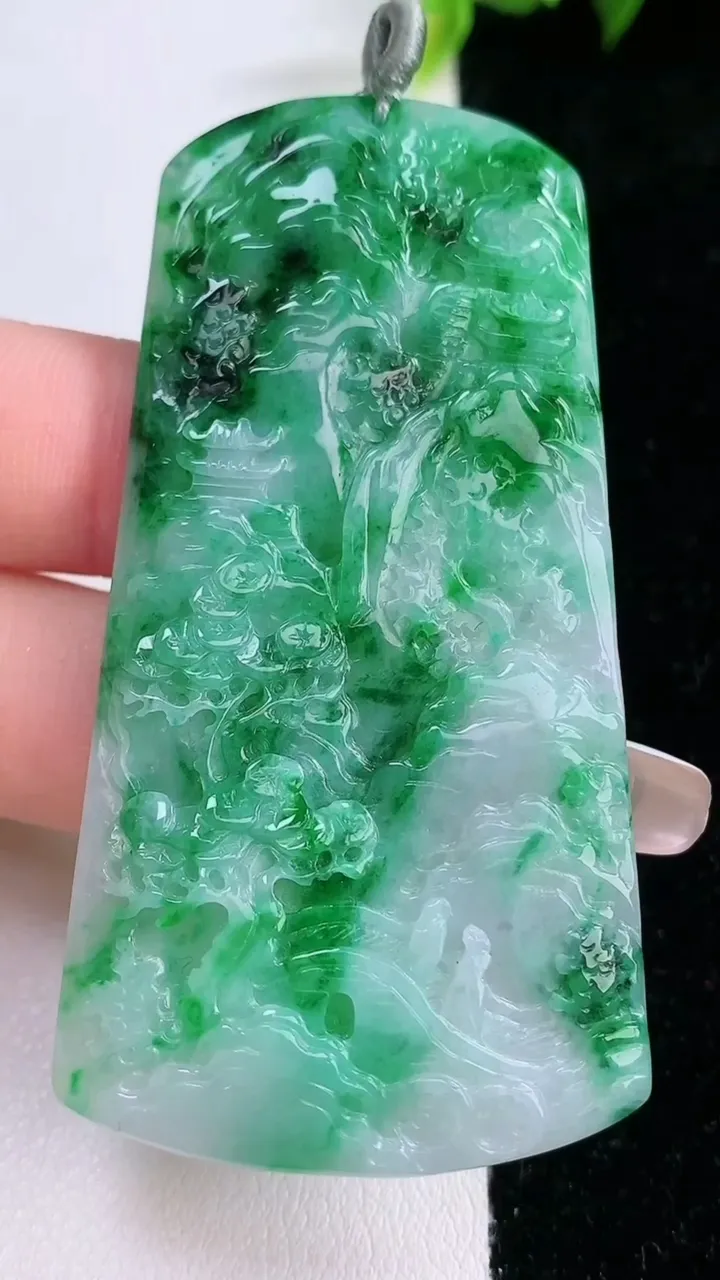 天然A货翡翠山水牌吊坠，尺寸66.4-33.4-3.1，重量:19.40g
1月28日