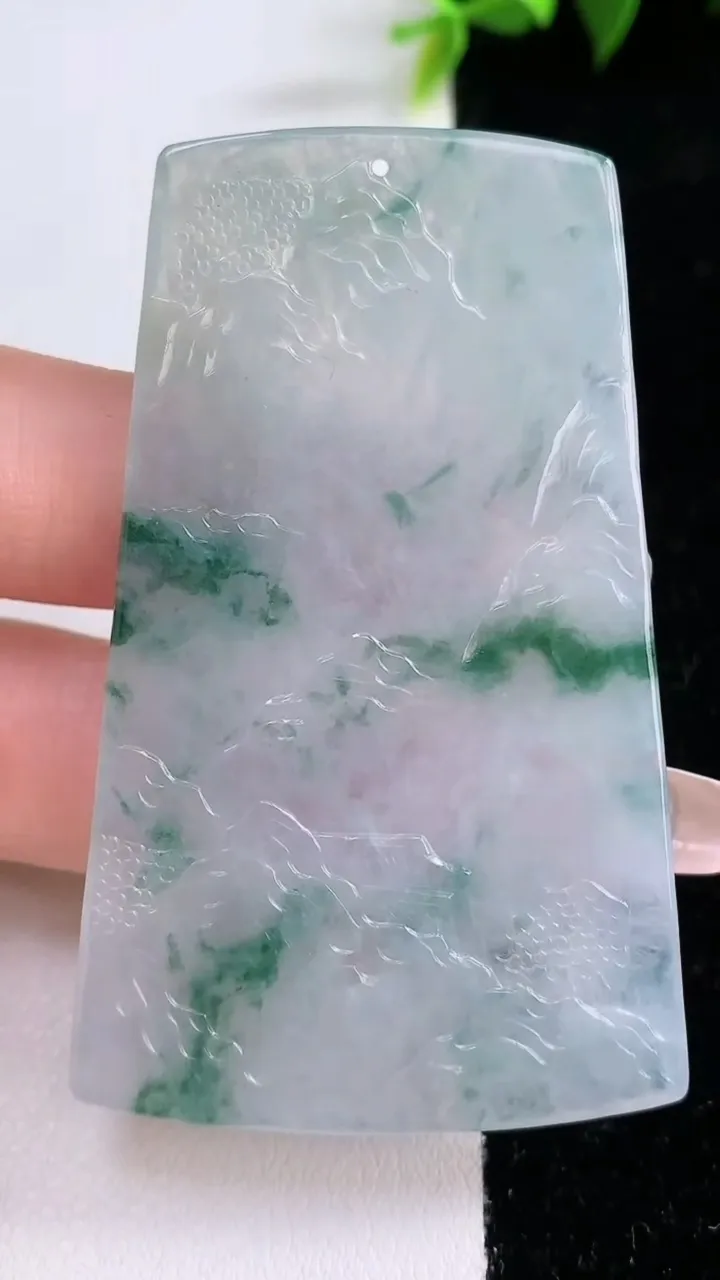 天然A货翡翠牌吊坠，尺寸62.3-38.8-4，重量:23.24g
1月28日