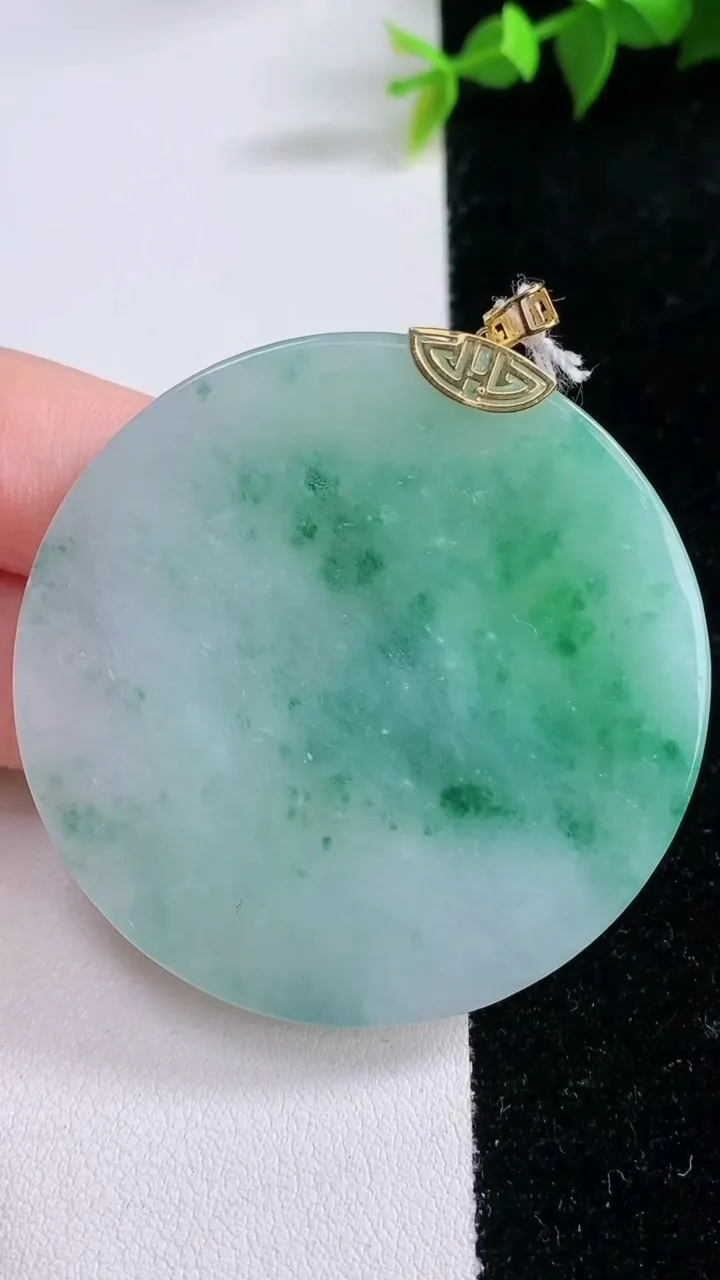 天然A货翡翠18K金飘花无事牌吊坠，尺寸50.3-5.3，重量:36.09g
1月28日