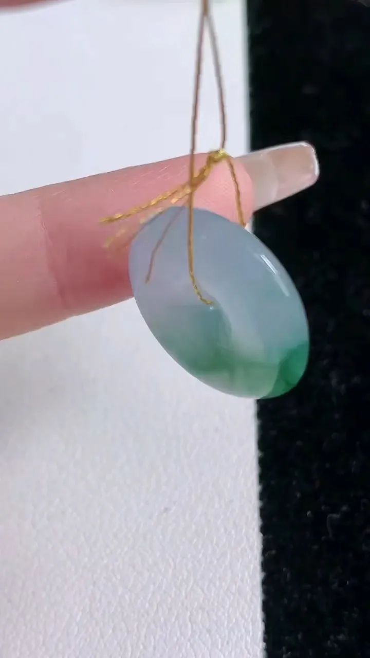 天然A货翡翠飘花平安扣吊坠，尺寸20-5.5，重量:4.48g
1月28日