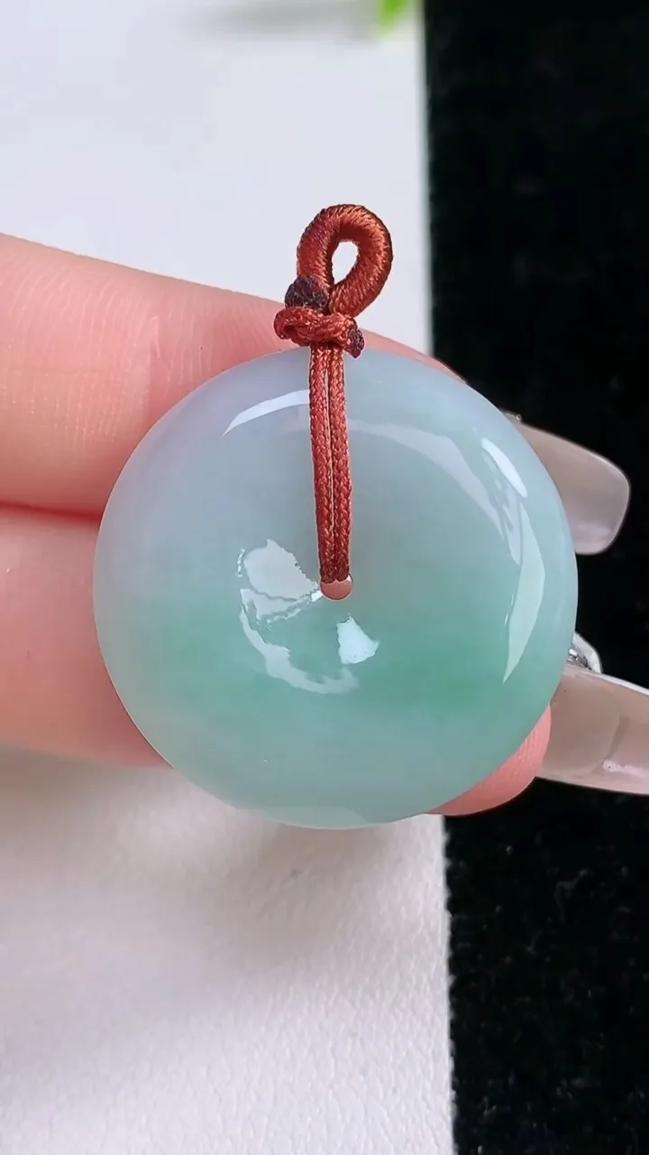 天然A货翡翠平安扣吊坠，尺寸28-5.8，重量:9.57g
1月28日