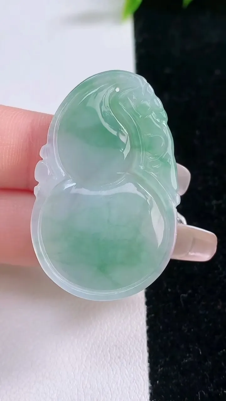 天然A货翡翠葫芦吊坠，尺寸41.3-26-6，重量:10.93g
1月28日