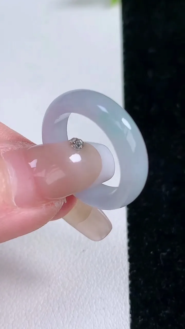 天然A货翡翠春带彩紫罗兰指环戒指，尺寸17.4-5.2-3.2，重量:3.43g2026年1月28日
工厂直销收藏佳品,种好水足，色泽均匀，有种有色，上手高大气！