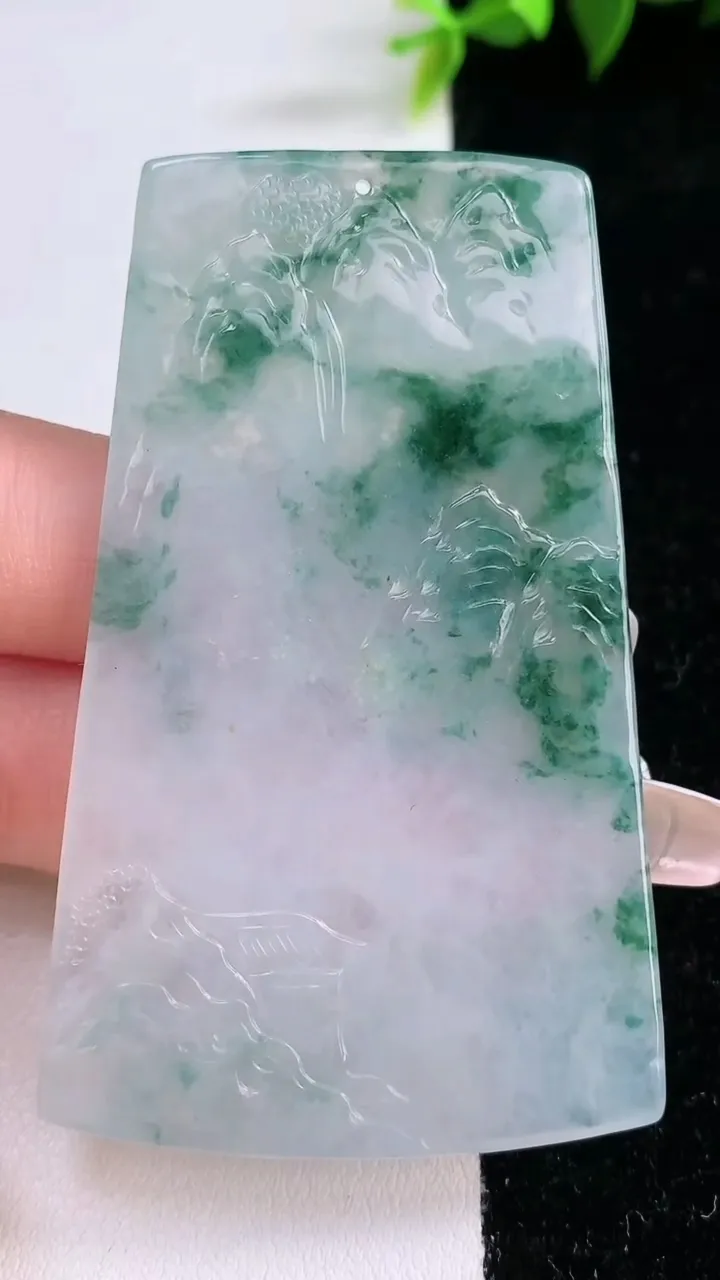 天然A货翡翠牌吊坠，尺寸64.6-39-4，重量:26.30g
1月28日