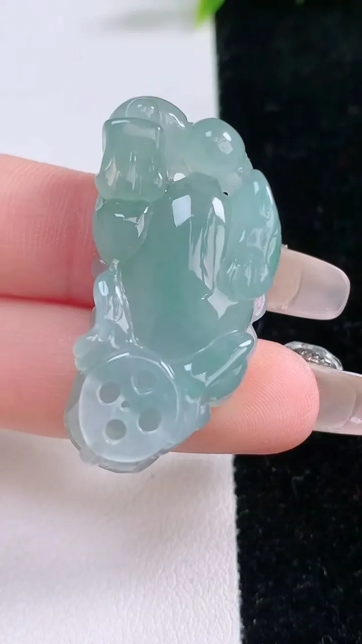 天然A货翡翠貔貅吊坠，尺寸39.6-19.3-11，重量:16.52g
1月28日