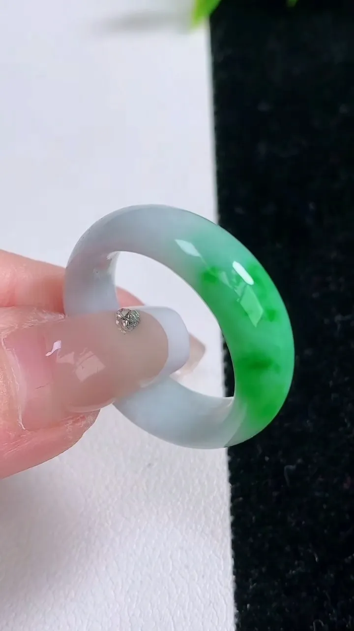 天然A货翡翠指环戒指，尺寸21.4-8.3-4，重量:7.30g2026年1月28日
工厂直销收藏佳品,种好水足，色泽均匀，有种有色，上手高大气！