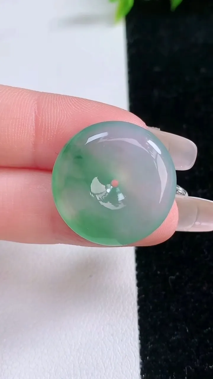 天然A货翡翠平安扣吊坠，尺寸23.4-5.3，重量:6.24g
1月28日