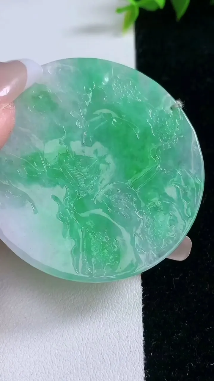 天然A货翡翠山水牌吊坠，尺寸52.8-4.7，重量:26.78g
1月28日