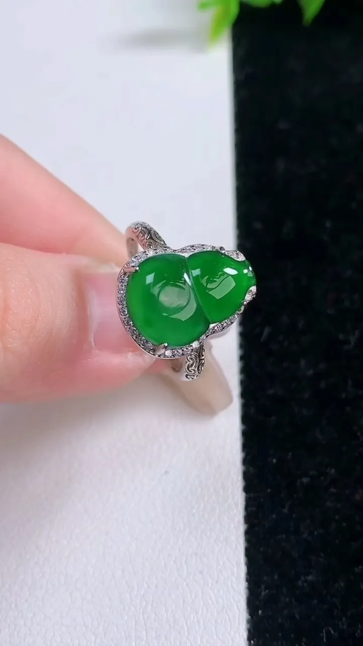 天然A货翡翠葫芦戒指，尺寸14.4-9.8-7.5，重量:2.76g2026年1月28日
工厂直销收藏佳品,种好水足，色泽均匀，有种有色，上手高大气！