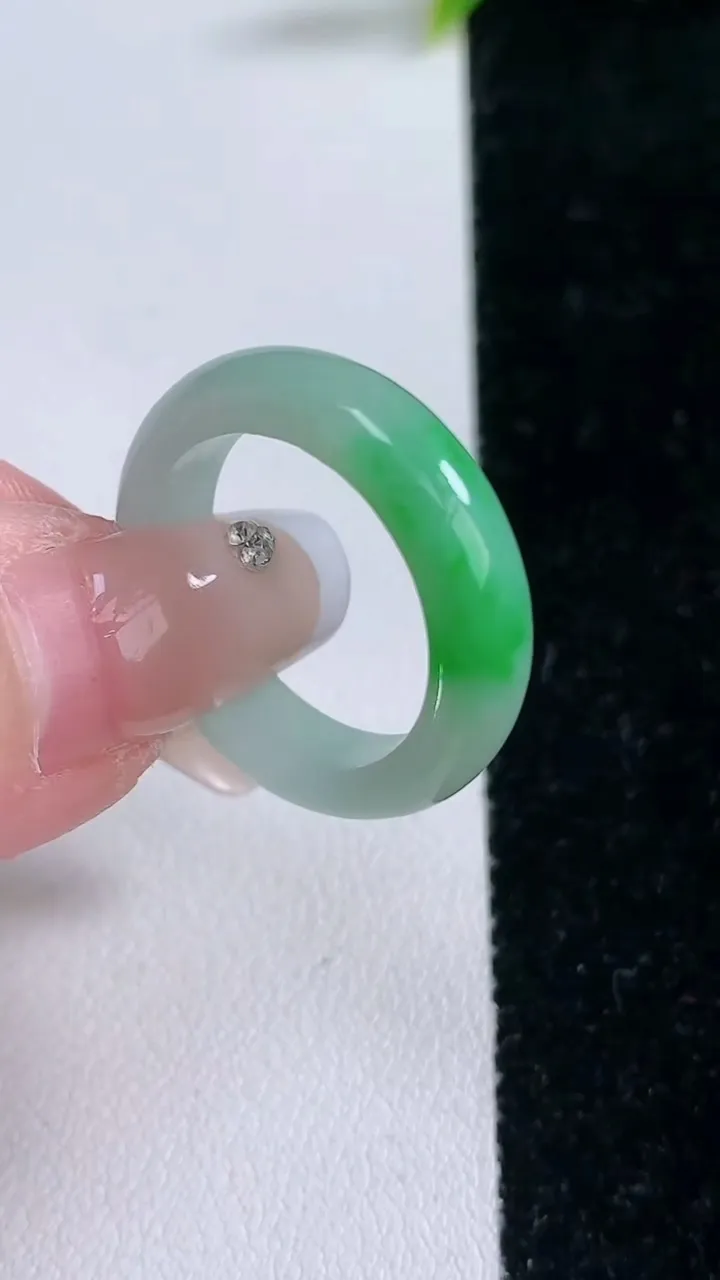 天然A货翡翠指环戒指，尺寸19-5.5-3.4，重量:4.33g2026年1月28日
工厂直销收藏佳品,种好水足，色泽均匀，有种有色，上手高大气！