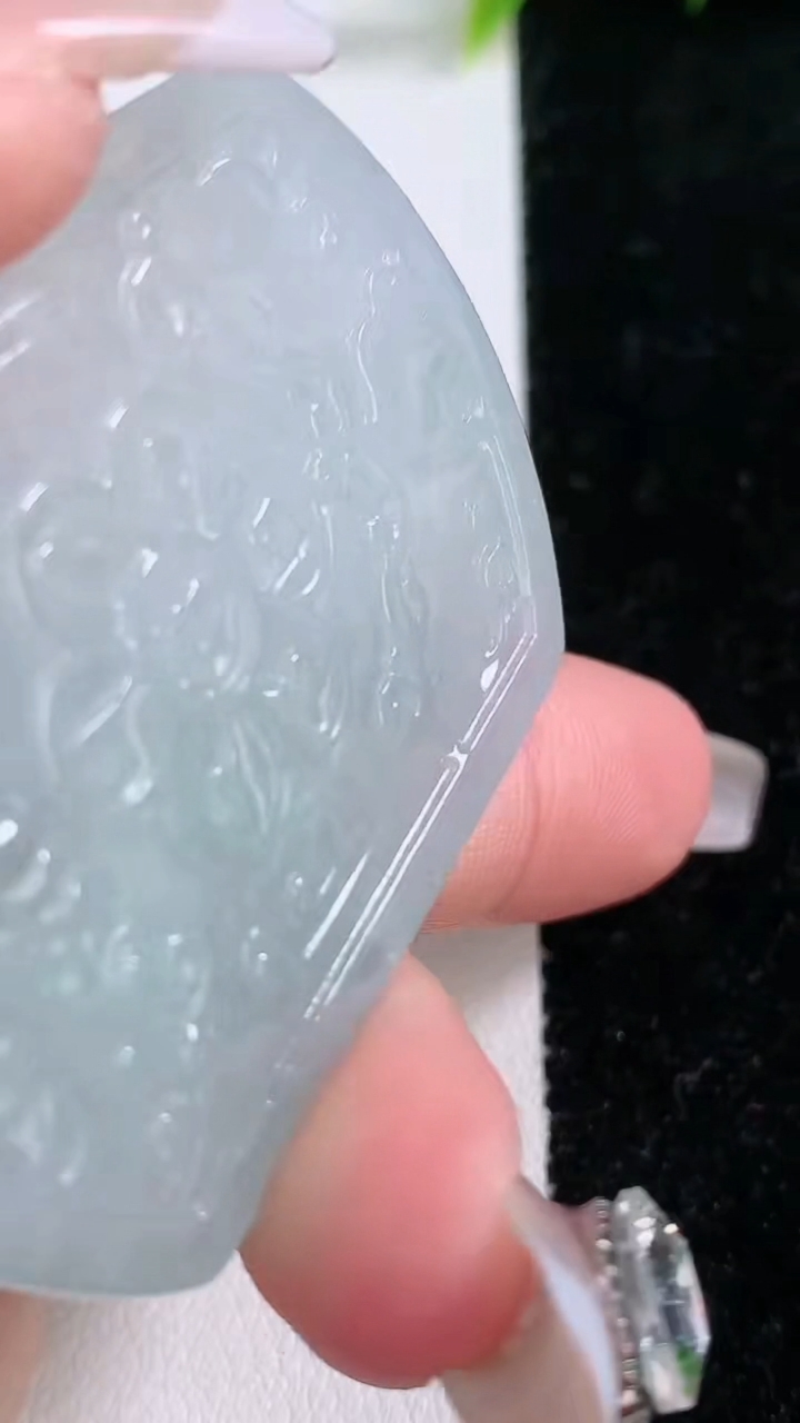 天然A货翡翠仿古无事牌吊坠，尺寸52-38.6-4.6，重量:21.57g
1月28日