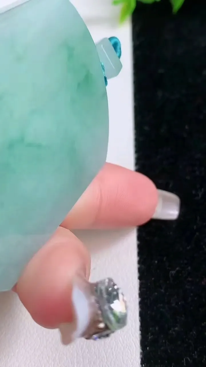 天然A货翡翠无事牌吊坠，尺寸52.2-39.2-5.6，重量:35.23g
1月28日