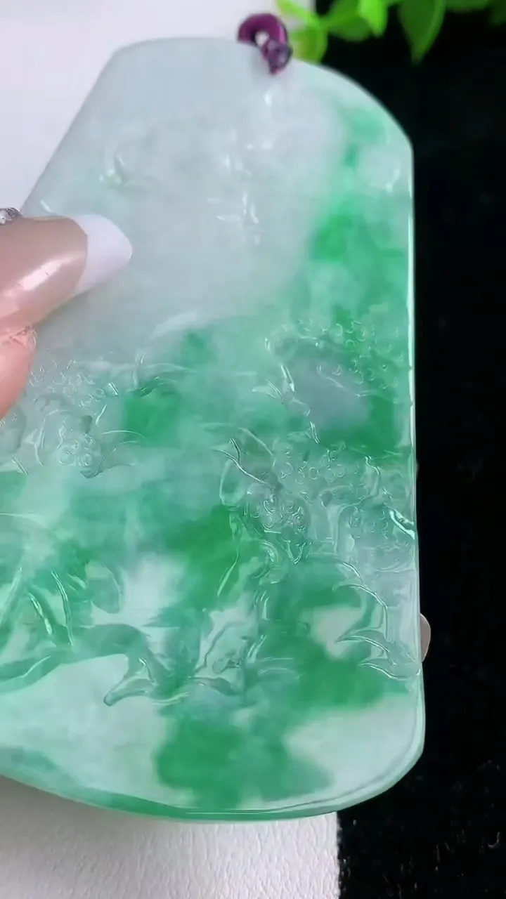 天然A货翡翠山水牌吊坠，尺寸76.5-52.2-6.5，重量:54.60g
1月28日