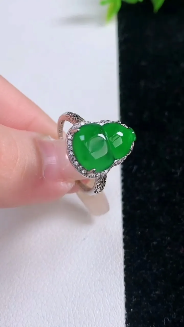 天然A货翡翠葫芦戒指，尺寸14.4-9.8-7.5，重量:2.76g2026年1月28日
工厂直销收藏佳品,种好水足，色泽均匀，有种有色，上手高大气！