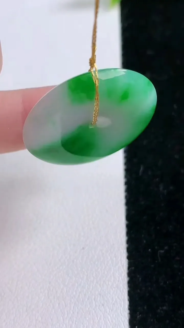 天然A货翡翠平安扣吊坠，尺寸28.7-5.2，重量:9.82g
1月28日