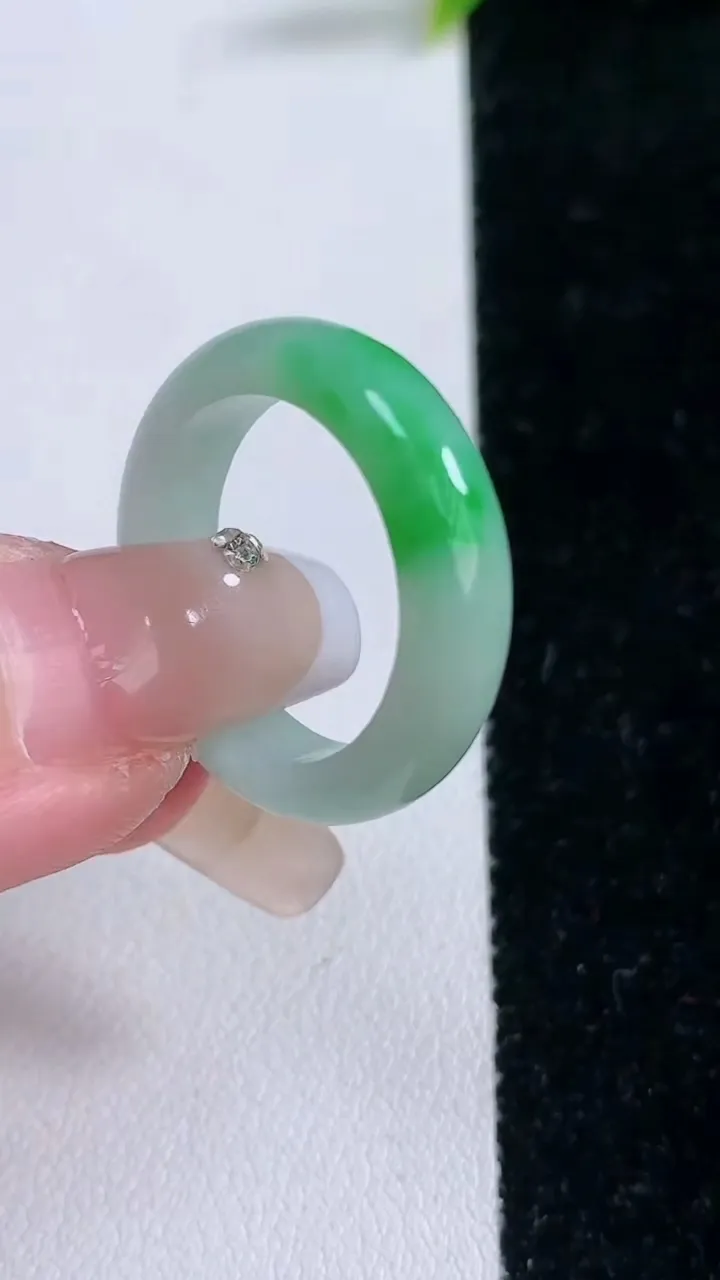 天然A货翡翠指环戒指，尺寸19-5.5-3.4，重量:4.33g2026年1月28日
工厂直销收藏佳品,种好水足，色泽均匀，有种有色，上手高大气！