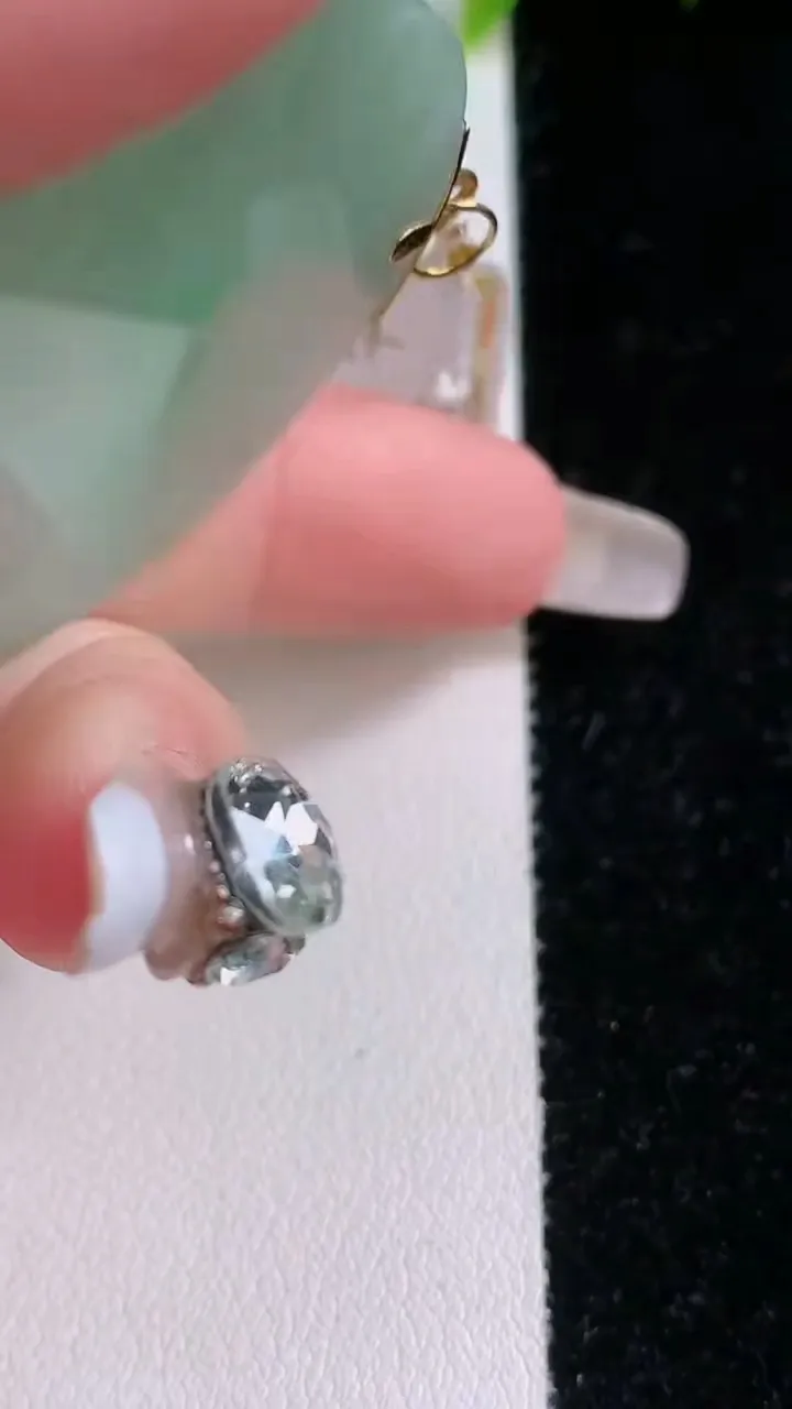 天然A货翡翠无事牌吊坠，尺寸44.2-3.2，重量:18.32g
1月28日