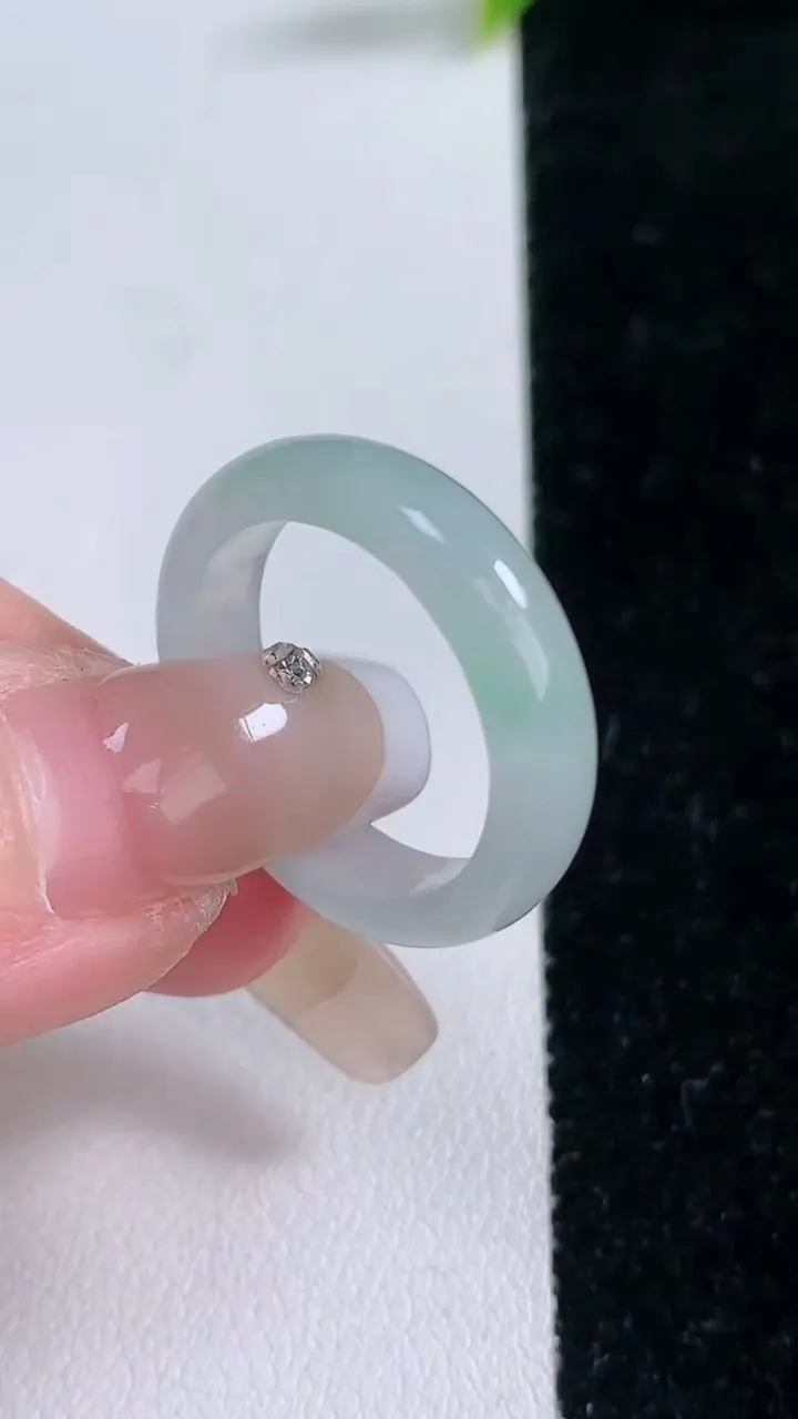 天然A货翡翠指环戒指，尺寸19-5.3-3，重量:3.64g2026年1月28日
工厂直销收藏佳品,种好水足，色泽均匀，有种有色，上手高大气！