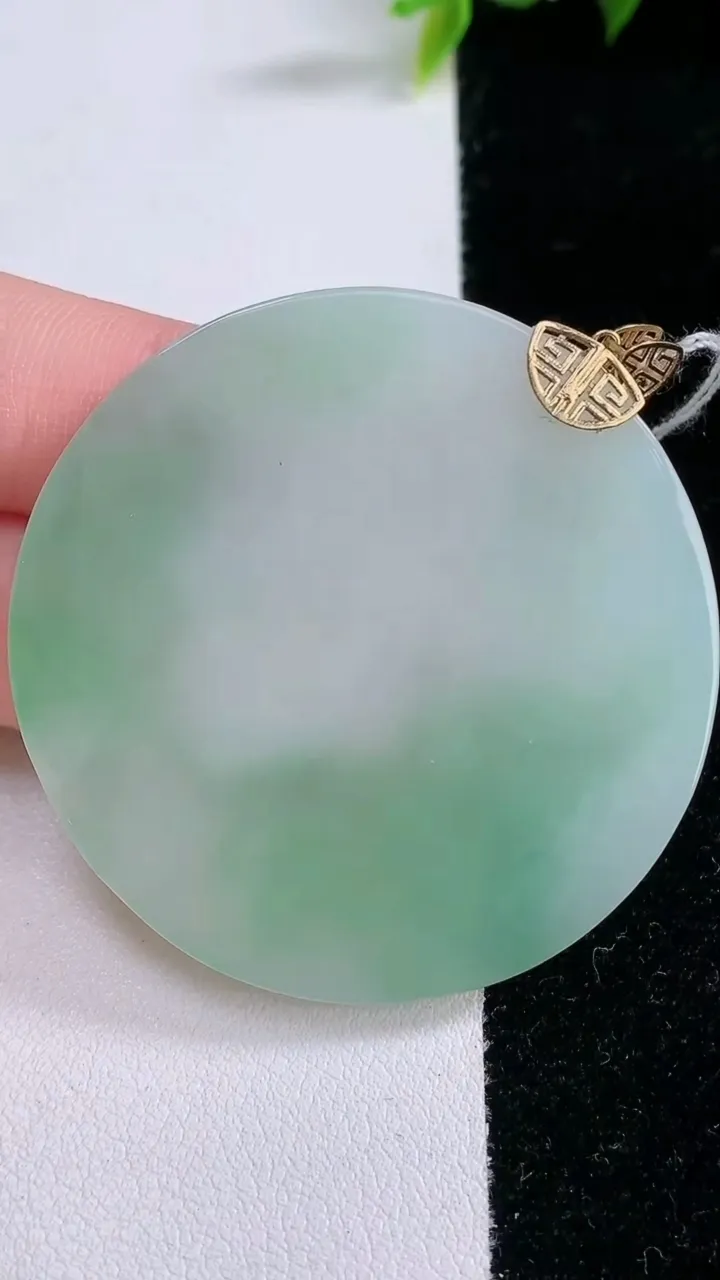 天然A货翡翠无事牌吊坠，尺寸48-3.7，重量:23.22g
1月28日