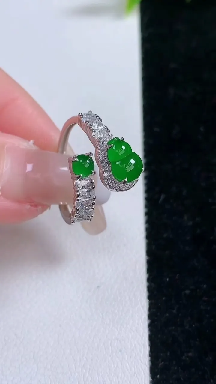 天然A货翡翠葫芦戒指，尺寸7.6-5.6-5，重量:2.42g2026年1月28日
工厂直销收藏佳品,种好水足，色泽均匀，有种有色，上手高大气！