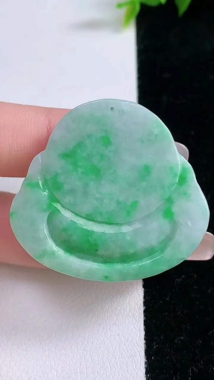 天然A货翡翠佛公吊坠，尺寸37.3-40.4-6.6，重量:16.78g
1月28日