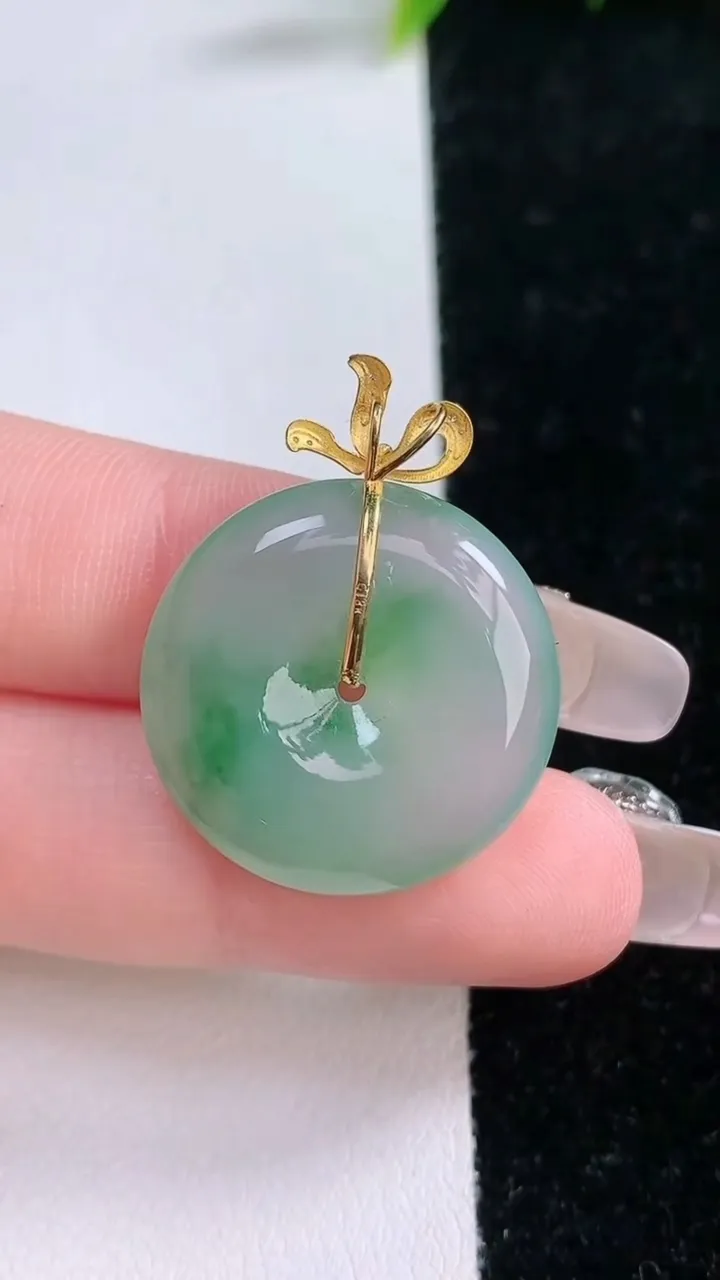 天然A货翡翠平安扣吊坠，尺寸23.2-5.4，重量:6.21g
1月28日